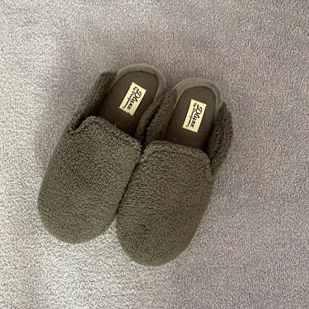 Dearfoams medium 7-8 women’s grey slipper